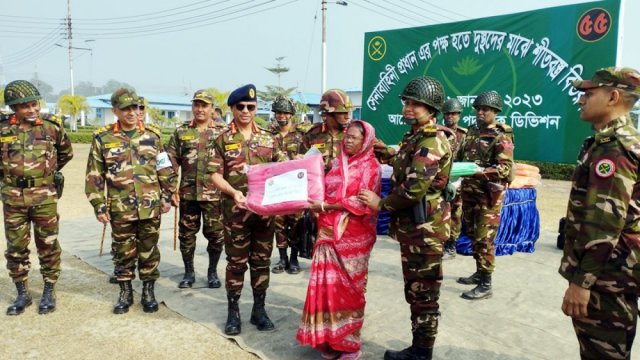 অসহায় মানুষের মাঝে তিন হাজার কম্বল বিতরণ করলেন সেনাপ্রধান - দৈনিকশিক্ষা