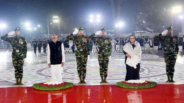 শহীদ মিনারে রাষ্ট্রপতি-প্রধানমন্ত্রীর শ্রদ্ধা - দৈনিকশিক্ষা