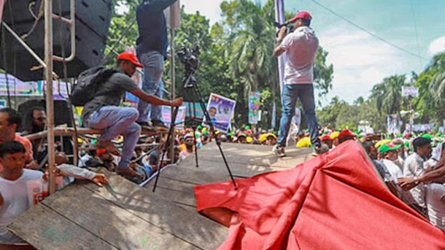 বিএনপির ‘তারুণ্যের সমাবেশে’ ভেঙে পড়ল মঞ্চ - দৈনিকশিক্ষা