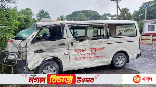 বাস-অ্যাম্বুলেন্স মুখোমুখি সং*ঘ*র্ষে আহত ৪ - দৈনিকশিক্ষা