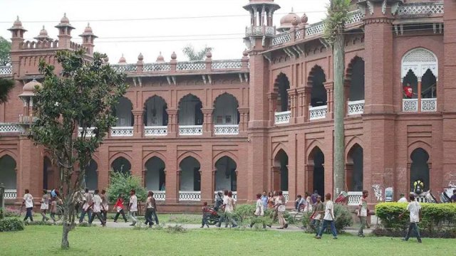 কার্জন হল এলাকায় ছাত্রীসহ সহপাঠীকে মার*ধর করলেন ছাত্রলীগ কর্মীরা - দৈনিকশিক্ষা