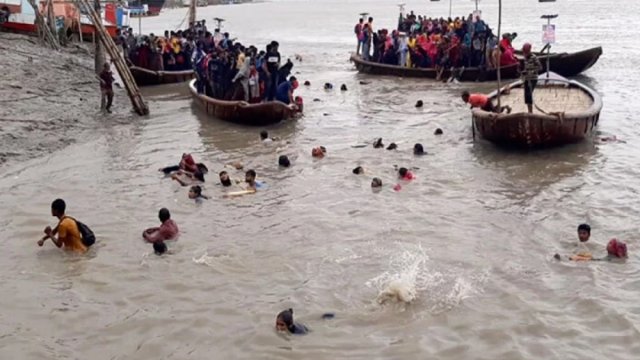 মোংলা নদীতে ৮০ জন যাত্রী নিয়ে ট্রলারডুবি - দৈনিকশিক্ষা