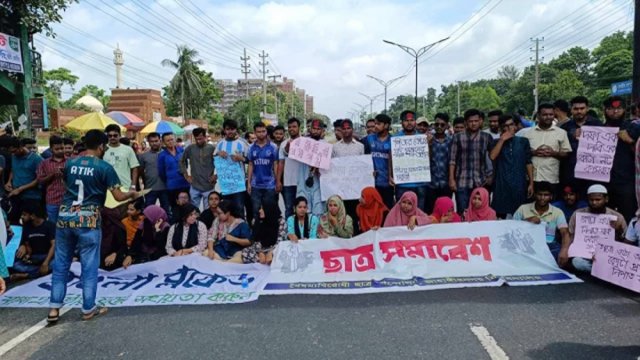 JU students block Dhaka-Aricha highway - Dainikshiksha