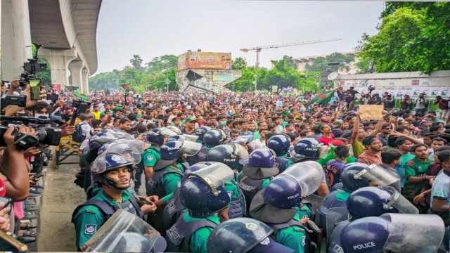 পুলিশের ব্যারিকেড ভেঙে শাহবাগে কোটাবিরোধীদের অবস্থান - দৈনিকশিক্ষা