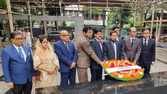 বঙ্গবন্ধুর প্রতিকৃতিতে ৯ বিচারপতির শ্রদ্ধা - দৈনিকশিক্ষা