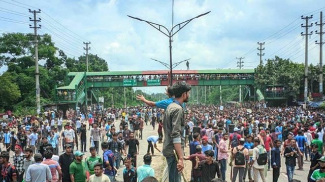 আন্দোলনকারীদের ঢাকা-আরিচা মহাসড়ক অবরোধ - দৈনিকশিক্ষা