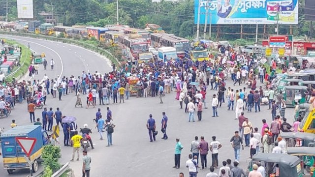 Students block Dhaka-Tangail for 2 hrs demanding quota cancellation