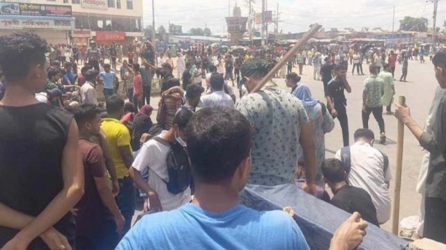 Clashes between police, students continue in Ctg, other districts; Daffodil univ student shot in Natore