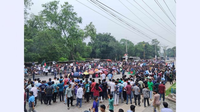 ঢাকা-রাজশাহী মহাসড়ক অবরোধ রাবি শিক্ষার্থীদের