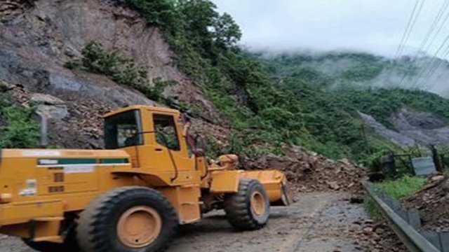 নেপালে ভূমিধসে নদীতে ছিটকে পড়ল যাত্রীবোঝাই দুই বাস, নিখোঁজ ৬০ - দৈনিকশিক্ষা