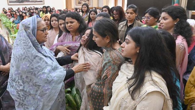 প্রধানমন্ত্রীর সঙ্গে সাক্ষাৎ করলেন ছাত্রলীগের নির্যাতিত নেত্রীরা - দৈনিকশিক্ষা