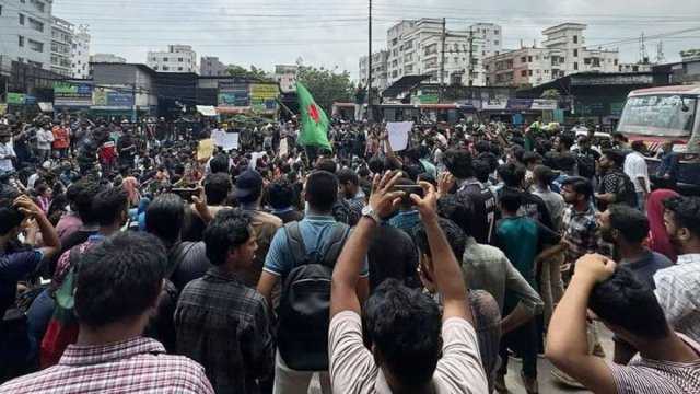Private univ students block roads in Dhaka seeking quota reform