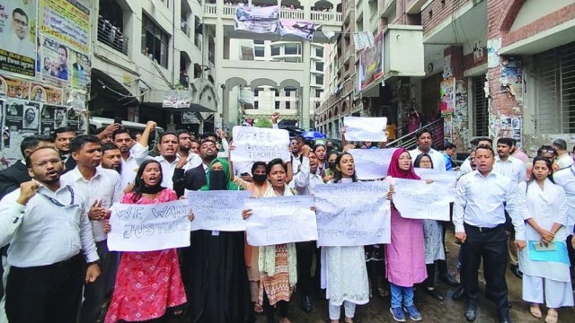 ঢাকার আদালতে ‘উই ওয়ান্ট জাস্টিস’ স্লোগান - দৈনিকশিক্ষা