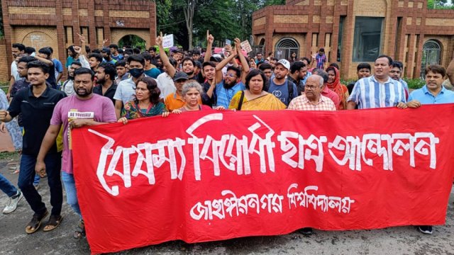 ২৪ ঘণ্টার মধ্যে জাবির হল খোলার আল্টিমেটাম, মহাসড়ক অবরোধ - দৈনিকশিক্ষা