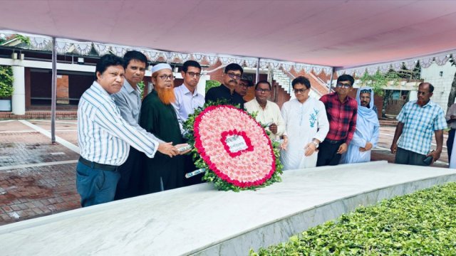 বঙ্গবন্ধুর সমাধিতে বাংলা একাডেমির নবনিযুক্ত মহাপরিচালকের শ্রদ্ধা