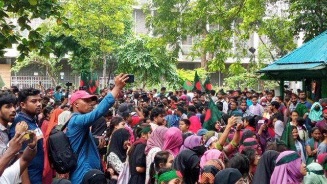 Quota reform: Students march towards Bangabhaban defying police obstruction