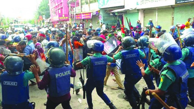 খুলনায় সং*ঘর্ষে পুলিশ সদস্য নিহ*ত - দৈনিকশিক্ষা