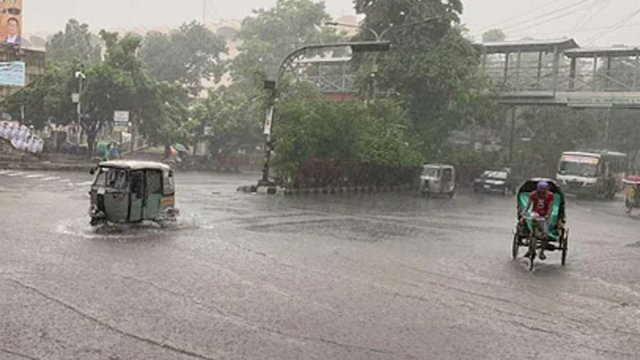 Heavy rainfall causes waterlogging in Dhaka, commuters suffer - Dainikshiksha
