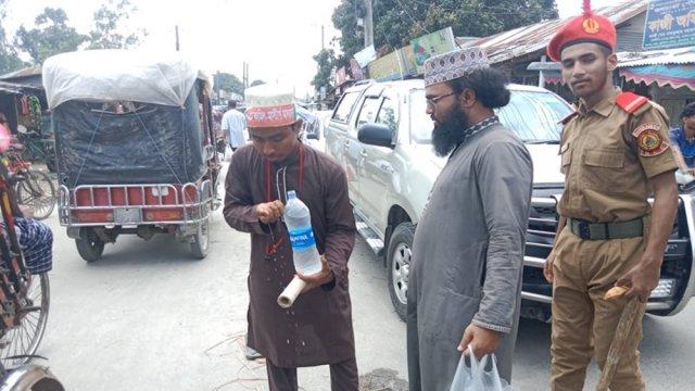 জলঢাকায় পরিচ্ছন্নতা ও ট্রাফিক নিয়ন্ত্রণে শিক্ষার্থীরা