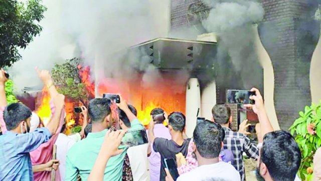 বঙ্গবন্ধু স্মৃতি জাদুঘরে অ*গ্নিসংযোগ - দৈনিকশিক্ষা