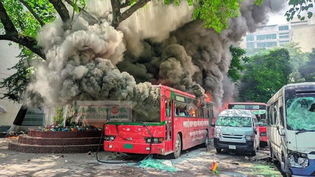 বঙ্গবন্ধু মেডিক্যাল বিশ্ববিদ্যালয়ের গাড়িতে আগুন - দৈনিকশিক্ষা