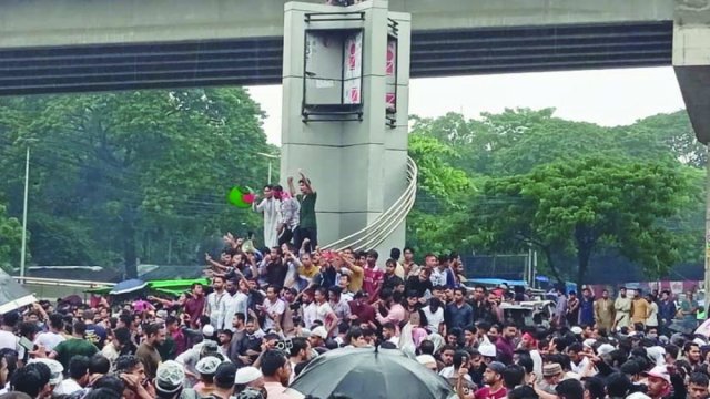 চট্টগ্রামে পুলিশ বক্স ভাঙচুর, সাঁজোয়াযানে ঢিল - দৈনিকশিক্ষা