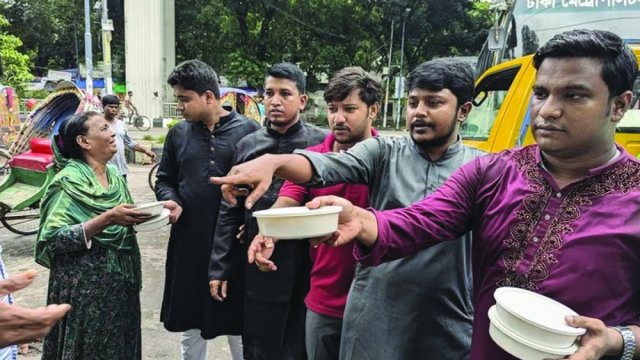 শাহবাগে দুঃস্থদের মাঝে ছাত্রলীগের খাবার বিতরণ - দৈনিকশিক্ষা