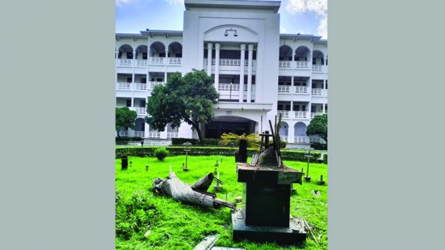 সুপ্রিম কোর্ট প্রাঙ্গণের ভাস্কর্যটি উপড়ে ফেলল দুর্বৃত্তরা - দৈনিকশিক্ষা