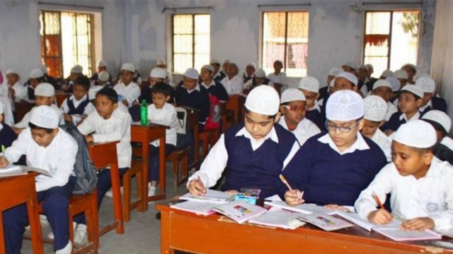 মতিঝিল আইডিয়ালের স্কুল ড্রেসে বাধ্যতামূলক হলো টুপি-স্কার্ফ