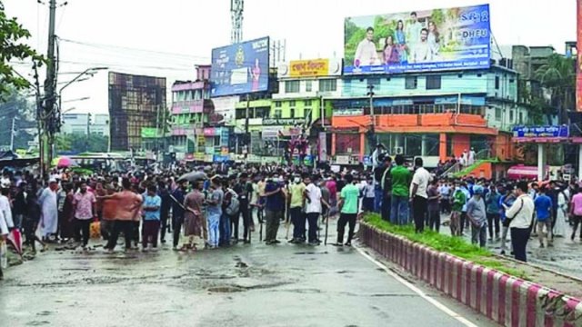 ৯ দাবিতে বরিশালে শিক্ষার্থীদের সড়কে অবস্থান - দৈনিকশিক্ষা