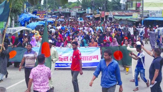 অ*গ্নিসংযোগ-লুটপাটের প্রতিবাদে পঞ্চগড়ের শিক্ষার্থীরা - দৈনিকশিক্ষা