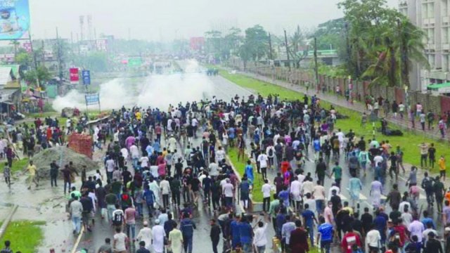 খুলনায় শিক্ষার্থীদের সঙ্গে পুলিশের সং*ঘর্ষ