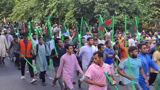 ধানমন্ডি ৩২ নম্বরে আন্দোলনকারীদের অবস্থান - দৈনিকশিক্ষা