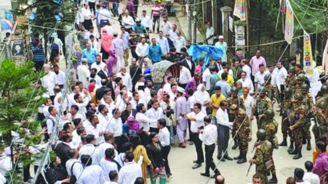 ঢাকার নিম্ন আদালতে বিএনপিপন্থি আইনজীবীদের বিক্ষোভ