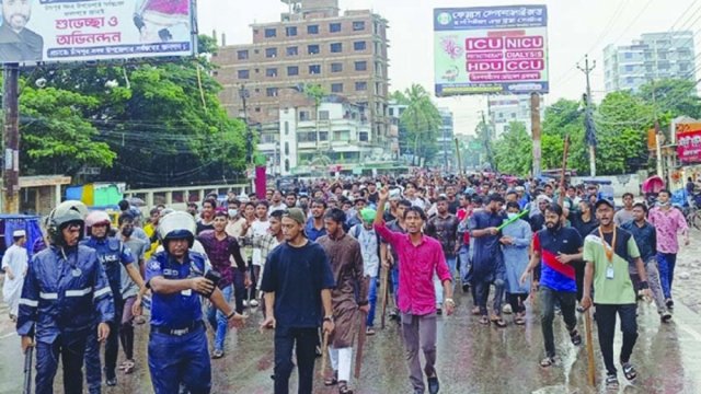 চাঁদপুরে পুলিশ পাহারায় শিক্ষার্থীদের বিক্ষোভ - দৈনিকশিক্ষা