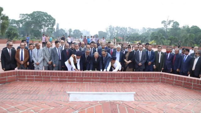 স্মৃতিসৌধ ও শহীদ মিনারে প্রধান বিচারপতির শ্রদ্ধা