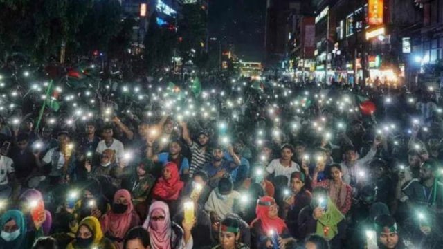 শেখ হাসিনার ফাঁসির দাবিতে রাতভর উত্তাল ধানমণ্ডি ৩২ নম্বর - দৈনিকশিক্ষা