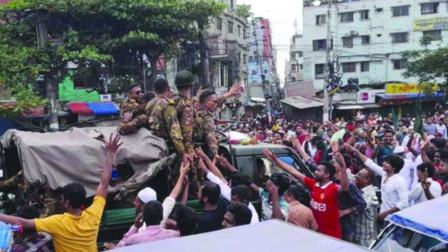 সাধারণ মানুষের ভালোবাসায় সিক্ত সেনাসদস্যরা - দৈনিকশিক্ষা