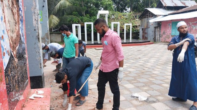 ঝালকাঠিতে সড়ক পরিষ্কার করছেন ছাত্র আন্দোলনের শিক্ষার্থীরা