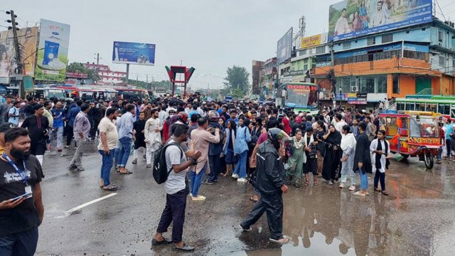 বরিশালে শিক্ষার্থীদের গণমিছিল, মহাসড়কে বিক্ষোভ - দৈনিকশিক্ষা