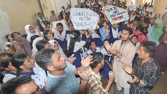 প্রধান শিক্ষকের পদত্যাগের দাবিতে শিক্ষার্থীদের বিক্ষোভ