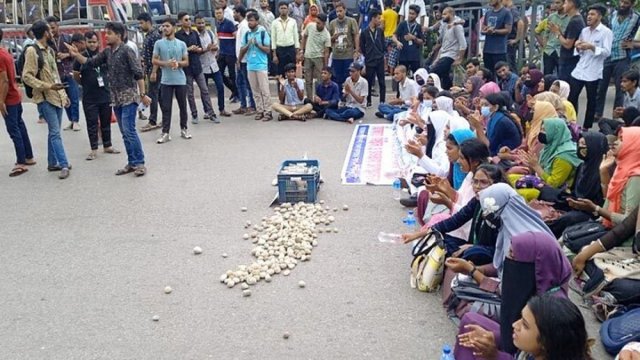 বাঙলা কলেজ অধ্যক্ষের পদত্যাগের দাবিতে শিক্ষার্থীদের বিক্ষোভ