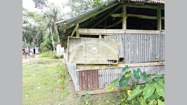 ভবন ও শিক্ষক সংকটে পাঠদান ব্যাহত