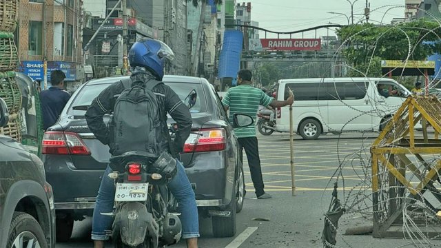 রাস্তায় ট্রাফিক পুলিশ নেই, সিগন্যালে শিক্ষার্থীরা - দৈনিকশিক্ষা