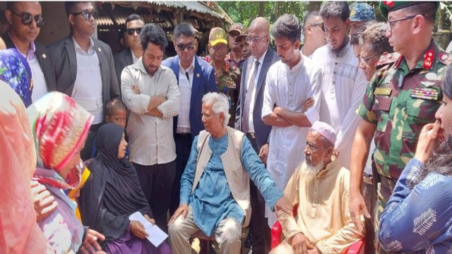 ড. ইউনূসকে পেয়ে কান্নায় ভেঙে পড়লেন আবু সাঈদের বাবা - দৈনিকশিক্ষা