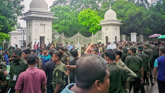 চাকরি স্থায়ীর দাবিতে আনসার সদস্যদের বিক্ষোভ