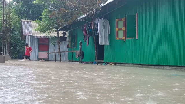 বন্যায় মৃতের সংখ্যা বেড়ে ৫৪ - দৈনিকশিক্ষা