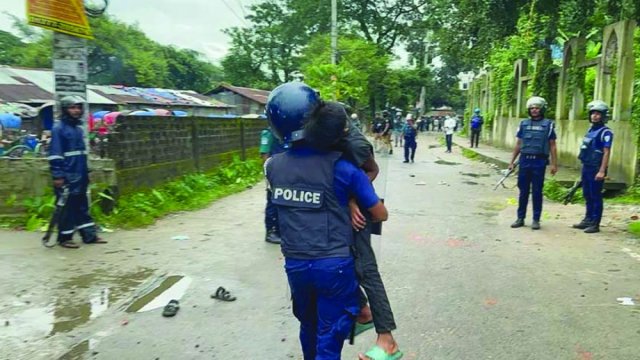 আহ*ত শিশুকে বুকে জড়িয়ে হাসপাতালে নিলো পুলিশ - দৈনিকশিক্ষা