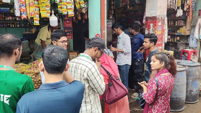 নিয়মিত বাজার তদারকিতে বরিশালের শিক্ষার্থীরা - দৈনিকশিক্ষা