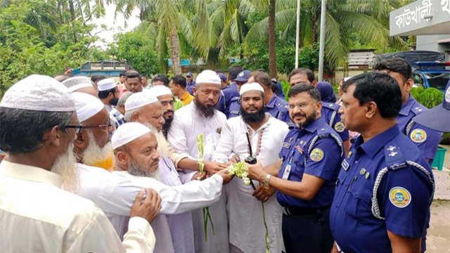 কাজে ফেরায় পুলিশকে বরণ করলেন রাজনৈতিক নেতারা